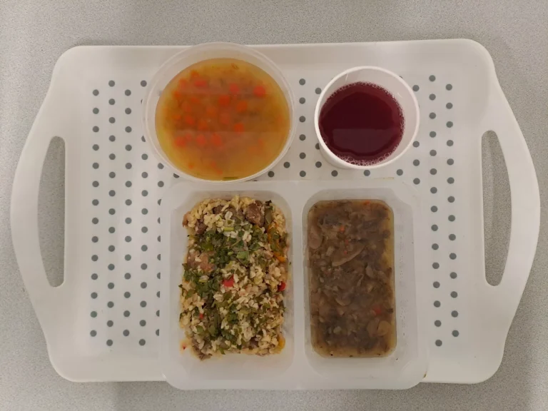 Obiad, dieta podstawowa: kompot owocowy b/c 250 ml , Grochówka z ziemniakami 400 ml (seler, mleko), risotto z brązowego ryżu z warzywami z mięsem wieprzowym 350 g (seler, soja), sos pieczarkowy 80 ml (mleko, gluten)