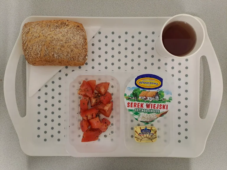 Śniadanie, dieta z ograniczeniem łatwo przyswajalnych węglowodanów: herbata czarna b/c -250ml, bułka graham - 100g (gluten), margaryna 60% tł - 10g, serek wiejski 200 g 1 szt (mleko), sałatka z pomidorów i bazylii 100 g 