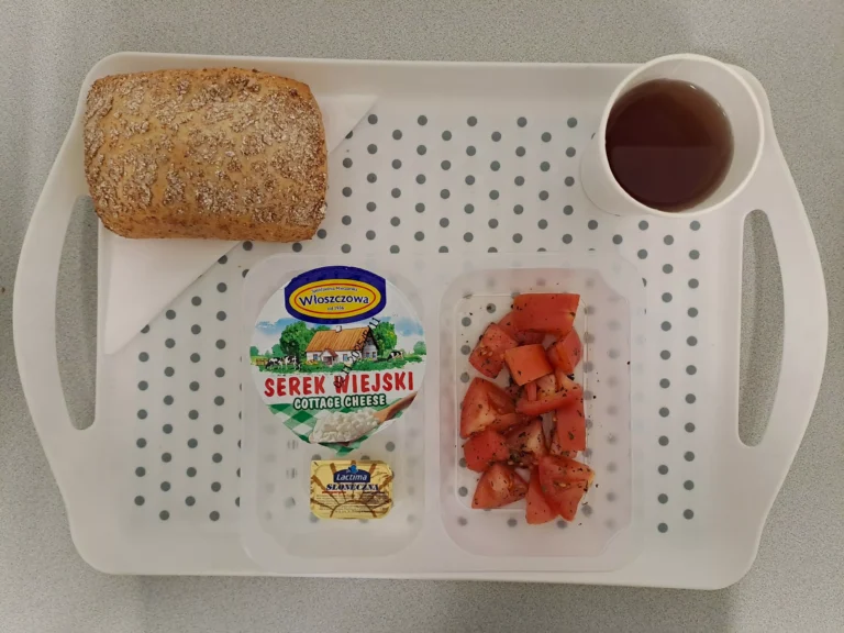 Śniadanie, dieta podstawowa: herbata czarna b/c -250ml, bułka graham - 100g (gluten), margaryna 60% tł - 10g, serek wiejski 200 g 1 szt (mleko), sałatka z pomidorów i bazylii 100 g