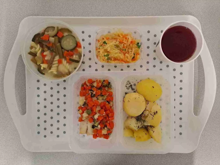 Obiad: dieta z ograniczeniem łatwoprzyswajalnych węglowodanów 
kompot owocowy b/c 250 ml, jarzynowa z makaronem 400 ml (gluten, seler, jaja, mleko), miruna pieczona w warzywach (włoszczyzna, dynia, cukinia) 100 g (seler, ryba), ziemniaki gotowane z koperkiem 200g, surówka z kapusty kiszonej i marchewki 150 g Obiad: dieta z ograniczeniem łatwoprzyswajalnych węglowodanów 
kompot owocowy b/c 250 ml, jarzynowa z makaronem 400 ml (gluten, seler, jaja, mleko), miruna pieczona w warzywach (włoszczyzna, dynia, cukinia) 100 g (seler, ryba), ziemniaki gotowane z koperkiem 200g, surówka z kapusty kiszonej i marchewki 150 g