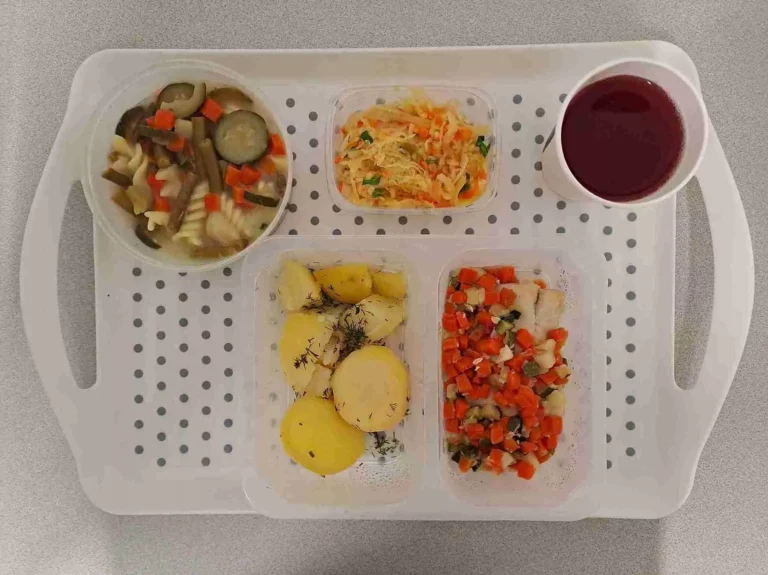 Obiad: dieta podstawowa
kompot owocowy b/c 250 ml , jarzynowa z makaronem 400 ml (gluten, seler, jaja, mleko), miruna pieczona w warzywach (włoszczyzna, dynia, cukinia) 100 g (seler, ryba), ziemniaki gotowane z koperkiem 200g, surówka z kapusty kiszonej i marchewki 150 g Obiad: dieta podstawowa
kompot owocowy b/c 250 ml , jarzynowa z makaronem 400 ml (gluten, seler, jaja, mleko), miruna pieczona w warzywach (włoszczyzna, dynia, cukinia) 100 g (seler, ryba), ziemniaki gotowane z koperkiem 200g, surówka z kapusty kiszonej i marchewki 150 g