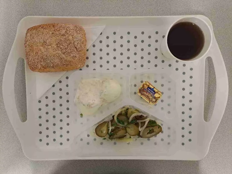 Śniadanie: dieta z ograniczeniem łatwoprzyswajalnych węglowodanów
herbata czarna b/c - 250ml, bułka graham - 100g (gluten), margaryna 60% tł -10 g, jajko gotowane 2 szt 100 g (jaja), sos tatarski 30 g (gorczyca, mleko), sałatka z ogórka kiszonego i cebuli 100 g Śniadanie: dieta z ograniczeniem łatwoprzyswajalnych węglowodanów
herbata czarna b/c - 250ml, bułka graham - 100g (gluten), margaryna 60% tł -10 g, jajko gotowane 2 szt 100 g (jaja), sos tatarski 30 g (gorczyca, mleko), sałatka z ogórka kiszonego i cebuli 100 g