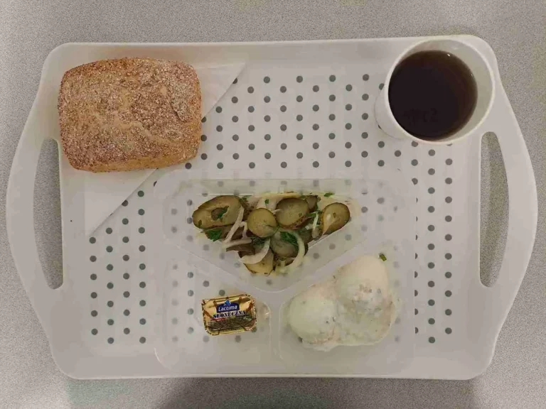 Śniadanie: dieta podstawowa
herbata czarna b/c-250ml, bułka graham - 100g (gluten), margaryna 60% tł -10 g, jajko gotowane 2 szt 100 g (jaja), sos tatarski 30 g (gorczyca, mleko), sałatka z ogórka kiszonego i cebuli 100 g Śniadanie: dieta podstawowa
herbata czarna b/c-250ml, bułka graham - 100g (gluten), margaryna 60% tł -10 g, jajko gotowane 2 szt 100 g (jaja), sos tatarski 30 g (gorczyca, mleko), sałatka z ogórka kiszonego i cebuli 100 g