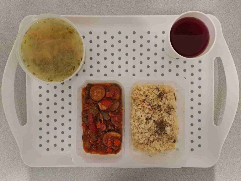 Obiad: dieta podstawowa
kompot owocowy b/c 250ml, zupa ogórkowa z ziemniakami 400 ml (mleko, seler), leczo z mięsem drobiowym 200 g, ryż na sypko brązowy 200 g Obiad: dieta podstawowa
kompot owocowy b/c 250ml, zupa ogórkowa z ziemniakami 400 ml (mleko, seler), leczo z mięsem drobiowym 200 g, ryż na sypko brązowy 200 g