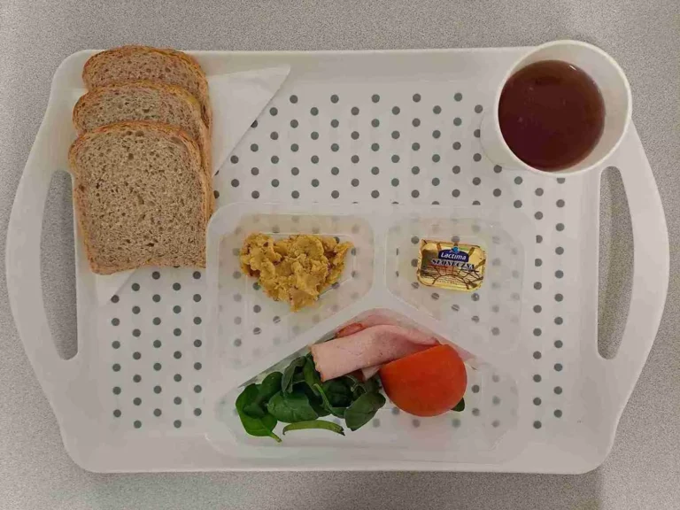 Śniadanie: dieta z ograniczeniem łatwoprzyswajalnych węglowodanów
herbata czarna b/c - 250ml, chleb graham - 100g (gluten, sezam), margaryna 60% tł - 10g, pasta z ciecierzycy z drobno krojonym ogórkiem kiszonym i koperkiem 50 g, polędwica sopocka 30 g (soja), szpinak liście 10 g, pomidor 80 g Śniadanie: dieta z ograniczeniem łatwoprzyswajalnych węglowodanów
herbata czarna b/c - 250ml, chleb graham - 100g (gluten, sezam), margaryna 60% tł - 10g, pasta z ciecierzycy z drobno krojonym ogórkiem kiszonym i koperkiem 50 g, polędwica sopocka 30 g (soja), szpinak liście 10 g, pomidor 80 g