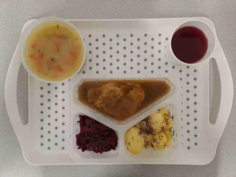 Obiad: dieta z ograniczeniem łatwoprzyswajalnych węglowodanów
kompot owocowy b/c 250ml , krupnik jęczmienny z warzywami 400ml (mleko, seler, gluten), sztuka mięsa z szynki wieprzowej, pieczona 80 g, sos kminkowy 50 g (gluten, mleko), ziemniaki gotowane z koperkiem 200 g, buraczki zasmażane 150 g Obiad: dieta z ograniczeniem łatwoprzyswajalnych węglowodanów
kompot owocowy b/c 250ml , krupnik jęczmienny z warzywami 400ml (mleko, seler, gluten), sztuka mięsa z szynki wieprzowej, pieczona 80 g, sos kminkowy 50 g (gluten, mleko), ziemniaki gotowane z koperkiem 200 g, buraczki zasmażane 150 g