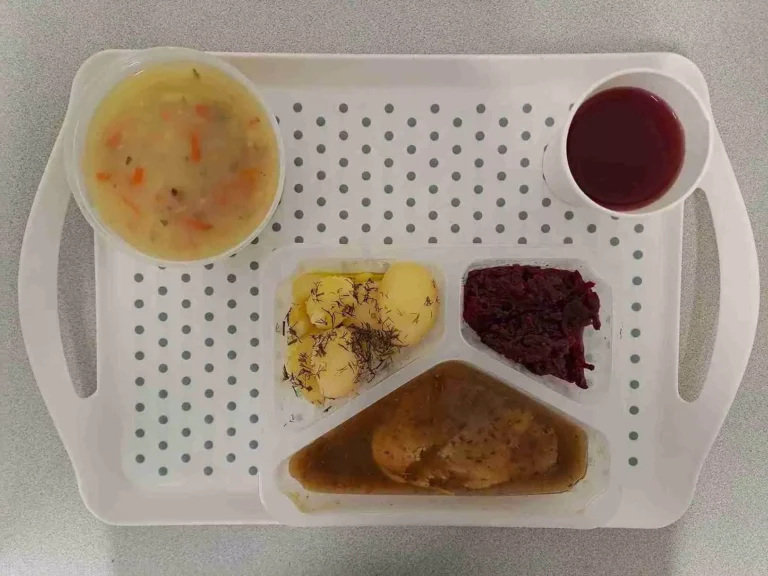 Obiad: dieta podstawowa
kompot owocowy b/c 250ml , krupnik jęczmienny z warzywami 400ml (mleko, seler, gluten), sztuka mięsa z szynki wieprzowej, pieczona 80 g, sos kminkowy 50 g (gluten, mleko), ziemniaki gotowane z koperkiem 200 g, buraczki zasmażane 150 g Obiad: dieta podstawowa
kompot owocowy b/c 250ml , krupnik jęczmienny z warzywami 400ml (mleko, seler, gluten), sztuka mięsa z szynki wieprzowej, pieczona 80 g, sos kminkowy 50 g (gluten, mleko), ziemniaki gotowane z koperkiem 200 g, buraczki zasmażane 150 g