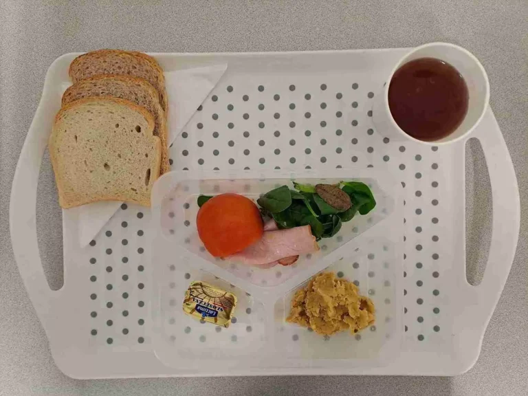 Śniadanie: dieta podstawowa
herbata czarna b/c - 250ml, chleb graham - 70g (gluten, sezam), chleb pszenny – 30g (gluten), margaryna 60% tł - 10g, pasta z ciecierzycy z drobno krojonym ogórkiem kiszonym i koperkiem 50 g, polędwica sopocka 30 g (soja), szpinak liście 10 g, pomidor 80 g Śniadanie: dieta podstawowa
herbata czarna b/c - 250ml, chleb graham - 70g (gluten, sezam), chleb pszenny – 30g (gluten), margaryna 60% tł - 10g, pasta z ciecierzycy z drobno krojonym ogórkiem kiszonym i koperkiem 50 g, polędwica sopocka 30 g (soja), szpinak liście 10 g, pomidor 80 g