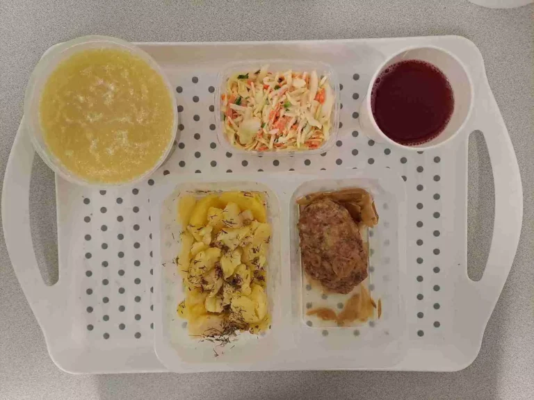 Obiad: dieta z ograniczeniem łatwoprzyswajalnych węglowodanów
kompot owocowy b/c 250ml, koperkowa z zacierką 400 ml (seler, mleko), rumsztyk wieprzowy mielony, pieczony z 80 g z cebulą 20 g (jaja, gluten, mleko), ziemniaki gotowane z koperkiem 200 g, surówka colesław 150 g (mleko) Obiad: dieta z ograniczeniem łatwoprzyswajalnych węglowodanów
kompot owocowy b/c 250ml, koperkowa z zacierką 400 ml (seler, mleko), rumsztyk wieprzowy mielony, pieczony z 80 g z cebulą 20 g (jaja, gluten, mleko), ziemniaki gotowane z koperkiem 200 g, surówka colesław 150 g (mleko)