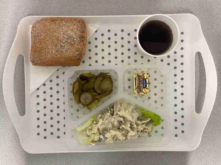 Śniadanie: dieta z ograniczeniem łatwoprzyswajalnych węglowodanów
herbata czarna b/c - 250ml, bułka graham - 100g (gluten), margaryna 60% tł. -10g, sałatka śledziowa z jajkiem i groszkiem 150 g (ryba, mleko), ogórek konserwowy 80 g (gorczyca), sałata rzymska 20 g Śniadanie: dieta z ograniczeniem łatwoprzyswajalnych węglowodanów
herbata czarna b/c - 250ml, bułka graham - 100g (gluten), margaryna 60% tł. -10g, sałatka śledziowa z jajkiem i groszkiem 150 g (ryba, mleko), ogórek konserwowy 80 g (gorczyca), sałata rzymska 20 g