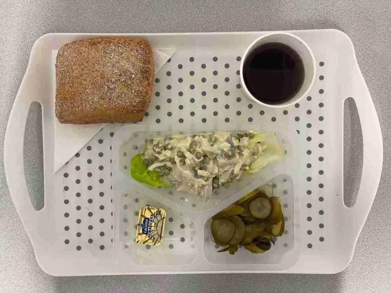 Śniadanie: dieta podstawowa
herbata czarna b/c - 250ml, bułka graham - 100g (gluten), margaryna 60% tł. -10g, sałatka śledziowa z jajkiem i groszkiem 150 g (ryba, mleko), ogórek konserwowy 80 g (gorczyca), sałata rzymska 20 g Śniadanie: dieta podstawowa
herbata czarna b/c - 250ml, bułka graham - 100g (gluten), margaryna 60% tł. -10g, sałatka śledziowa z jajkiem i groszkiem 150 g (ryba, mleko), ogórek konserwowy 80 g (gorczyca), sałata rzymska 20 g