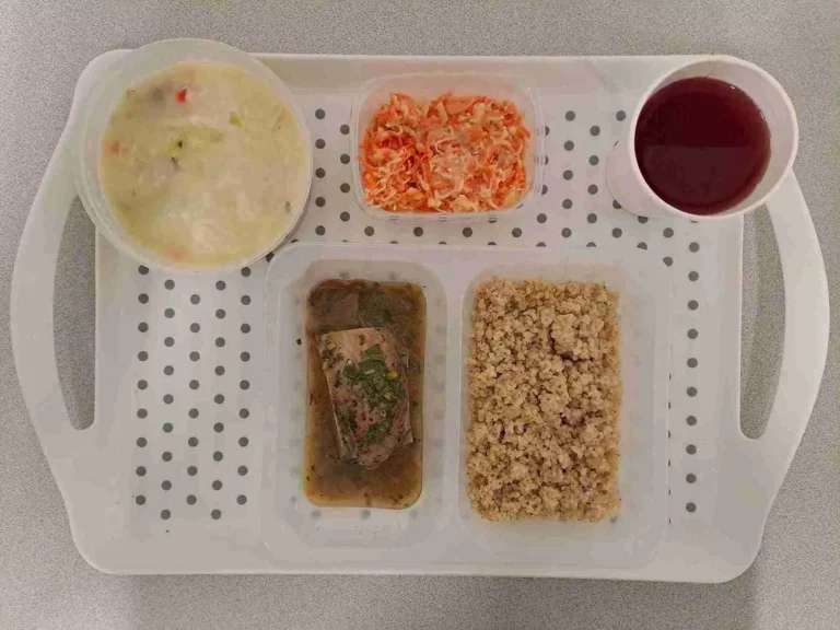 Obiad: dieta z ograniczeniem łatwoprzyswajalnych węglowodanów
kompot owocowy b/c 250ml, kalafiorowa z ziemniakami 400ml (seler, mleko), mięso z udźca indyka pieczone 80 g, sos pieczarkowy 50 ml (gluten, mleko), kasza jęczmienna 200 g (gluten), surówka z marchwi, selera i jabłka z jogurtem 150 g (seler, mleko) Obiad: dieta z ograniczeniem łatwoprzyswajalnych węglowodanów
kompot owocowy b/c 250ml, kalafiorowa z ziemniakami 400ml (seler, mleko), mięso z udźca indyka pieczone 80 g, sos pieczarkowy 50 ml (gluten, mleko), kasza jęczmienna 200 g (gluten), surówka z marchwi, selera i jabłka z jogurtem 150 g (seler, mleko)