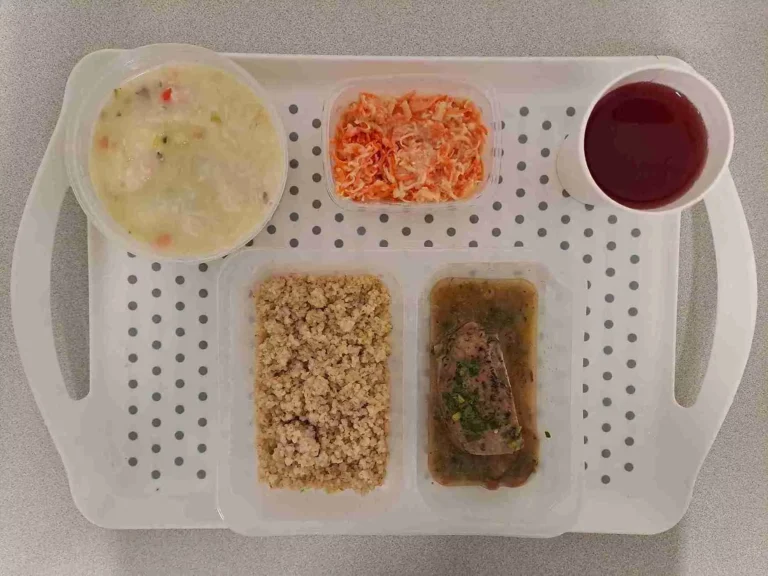 Obiad: dieta podstawowa
kompot owocowy b/c 250ml, kalafiorowa z ziemniakami 400ml (seler, mleko), mięso z udźca indyka pieczone 80 g, sos pieczarkowy 50 ml (gluten, mleko), kasza jęczmienna 200 g (gluten), surówka z marchwi, selera i jabłka z jogurtem 150 g (seler, mleko) Obiad: dieta podstawowa
kompot owocowy b/c 250ml, kalafiorowa z ziemniakami 400ml (seler, mleko), mięso z udźca indyka pieczone 80 g, sos pieczarkowy 50 ml (gluten, mleko), kasza jęczmienna 200 g (gluten), surówka z marchwi, selera i jabłka z jogurtem 150 g (seler, mleko)