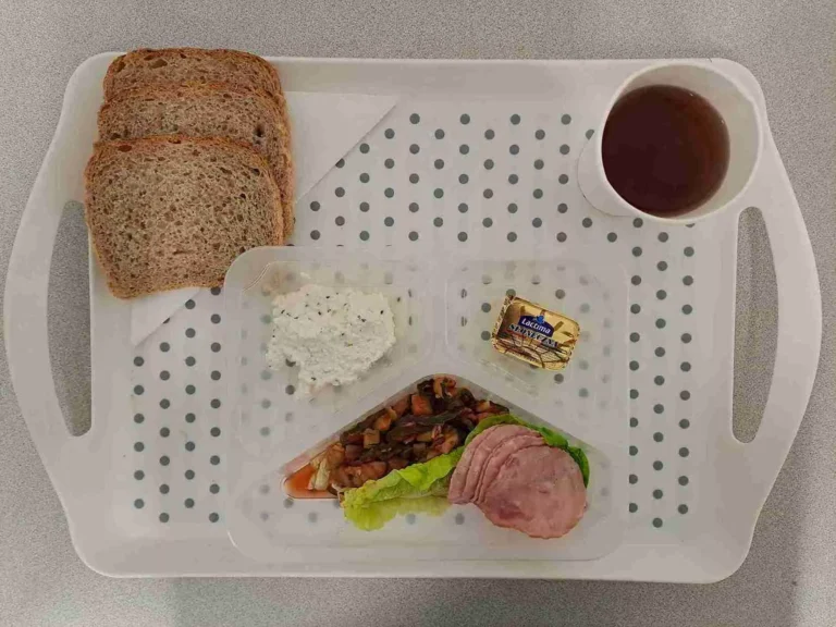 Śniadanie: dieta z ograniczeniem łatwoprzyswajalnych węglowodanów
herbata czarna b/c - 250ml, chleb graham - 100g (gluten, sezam), margaryna 60% tł - 10g, pasta twarogowa z czarnuszką i prażonym słonecznikiem 50 g (mleko), kiełbasa krakowska 30 g (soja), sałata rzymska 20 g, cukinia pieczona z pomidorami 100g Śniadanie: dieta z ograniczeniem łatwoprzyswajalnych węglowodanów
herbata czarna b/c - 250ml, chleb graham - 100g (gluten, sezam), margaryna 60% tł - 10g, pasta twarogowa z czarnuszką i prażonym słonecznikiem 50 g (mleko), kiełbasa krakowska 30 g (soja), sałata rzymska 20 g, cukinia pieczona z pomidorami 100g