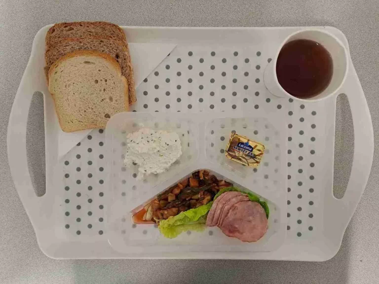 Śniadanie: dieta podstawowa
herbata czarna b/c - 250ml, chleb graham - 70g (gluten, sezam), chleb pszenny – 30g (gluten), margaryna 60% tł - 10g, pasta twarogowa z czarnuszką i prażonym słonecznikiem 50 g (mleko), kiełbasa krakowska 30 g (soja), sałata rzymska 20 g, cukinia pieczona z pomidorami 100g Śniadanie: dieta podstawowa
herbata czarna b/c - 250ml, chleb graham - 70g (gluten, sezam), chleb pszenny – 30g (gluten), margaryna 60% tł - 10g, pasta twarogowa z czarnuszką i prażonym słonecznikiem 50 g (mleko), kiełbasa krakowska 30 g (soja), sałata rzymska 20 g, cukinia pieczona z pomidorami 100g