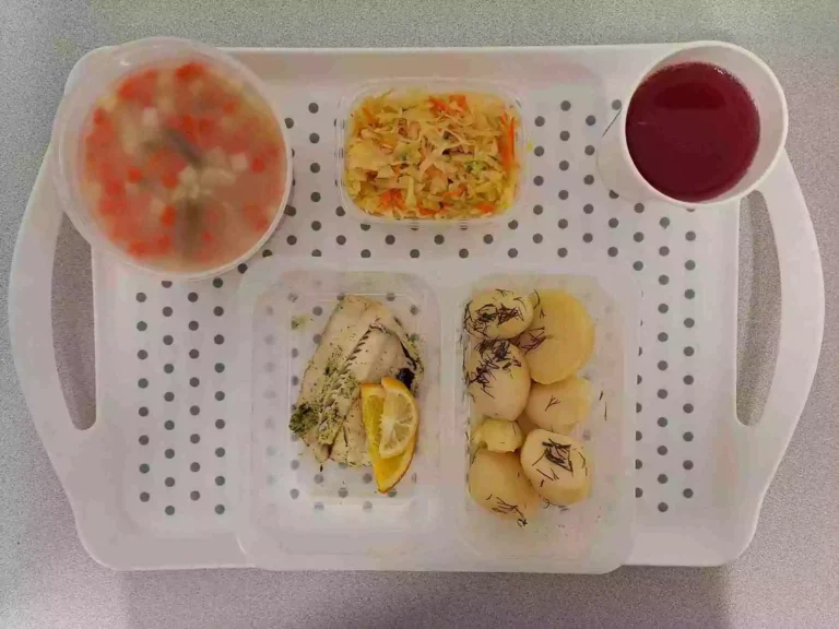 Obiad: dieta z ograniczeniem łatwoprzyswajalnych węglowodanów 

kompot owocowy b/c 250ml, zupa jarzynowa z ryżem 400 ml (seler, mleko), miruna pieczona z cytryną i koperkiem 90 g (ryba), ziemniaki gotowane z koperkiem 200g, surówka z kapusty kiszonej 150 g