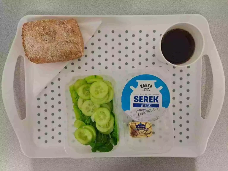 Śniadanie: dieta z ograniczeniem łatwoprzyswajalnych węglowodanów

herbata czarna b/c - 250ml, bułka graham-100g (gluten), margaryna 60% tł. -10g, serek wiejski 200 g 1 szt. (mleko), ogórek świeży b/s 80 g, sałata rzymska 20 g