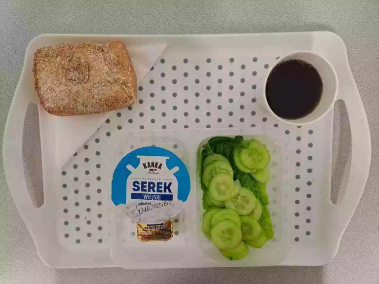 Śniadanie: dieta podstawowa

herbata czarna b/c - 250ml, bułka graham-100g (gluten), margaryna 60% tł. -10g, serek wiejski 200 g 1 szt. (mleko), ogórek świeży b/s 80 g, sałata rzymska 20 g