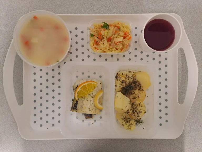 Obiad, dieta z ograniczeniem łatwo przyswajalnych węglowodanów: kompot owocowy b/c 250ml, zupa jarzynowa z ryżem 400 ml (seler, mleko), miruna panierowana 110 g (jaja, mleko, gluten, ryba), ziemniaki gotowane z koperkiem 200 g, surówka z kapusty kiszonej 150 g Obiad, dieta z ograniczeniem łatwo przyswajalnych węglowodanów: kompot owocowy b/c 250ml, zupa jarzynowa z ryżem 400 ml (seler, mleko), miruna panierowana 110 g (jaja, mleko, gluten, ryba), ziemniaki gotowane z koperkiem 200 g, surówka z kapusty kiszonej 150 g