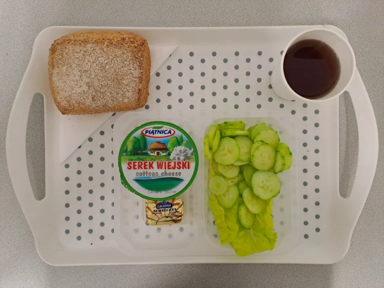 Śniadanie, dieta z ograniczeniem łatwo przyswajalnych węglowodanów: herbata czarna b/c - 250ml, bułka graham - 100g (gluten), margaryna 60% tł -10g, serek wiejski 200 g 1 szt (mleko), ogórek świeży b/s 80 g , sałata rzymska 20 g
Śniadanie, dieta z ograniczeniem łatwo przyswajalnych węglowodanów: herbata czarna b/c - 250ml, bułka graham - 100g (gluten), margaryna 60% tł -10g, serek wiejski 200 g 1 szt (mleko), ogórek świeży b/s 80 g , sałata rzymska 20 g