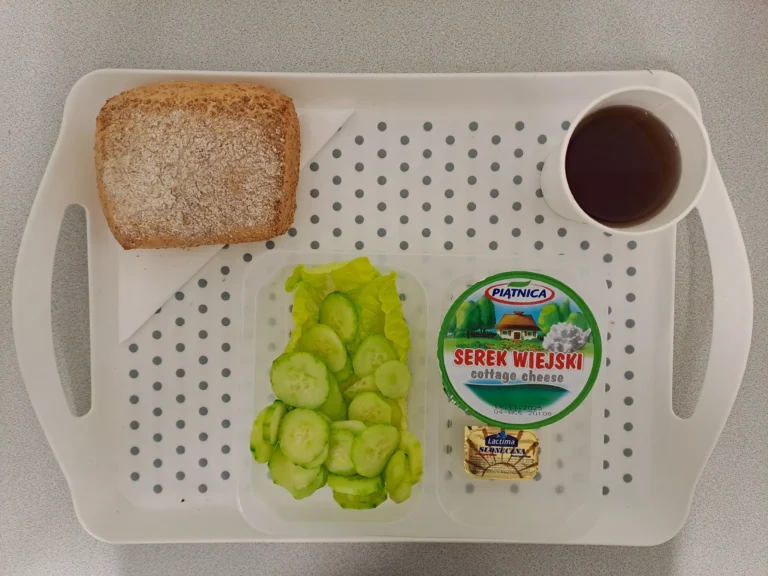 Śniadanie, dieta podstawowa: herbata czarna b/c - 250ml, bułka graham - 100g (gluten), margaryna 60% tł -10g, serek wiejski 200 g 1 szt (mleko), ogórek świeży b/s 80 g , sałata rzymska 20 g Śniadanie, dieta podstawowa: herbata czarna b/c - 250ml, bułka graham - 100g (gluten), margaryna 60% tł -10g, serek wiejski 200 g 1 szt (mleko), ogórek świeży b/s 80 g , sałata rzymska 20 g