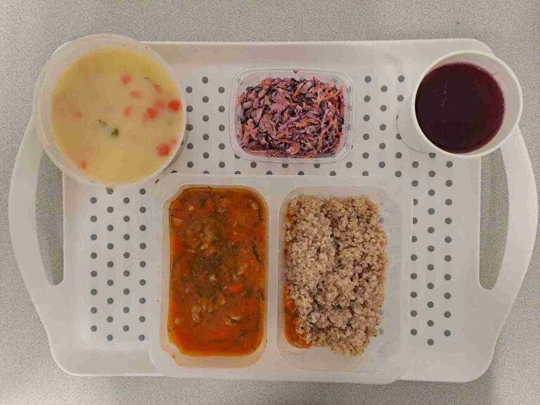 Obiad: dieta z ograniczeniem łatwoprzyswajalnych węglowodanów 

kompot owocowy b/c 250ml, selerowa z ziemniakami 400 ml (seler, mleko), gulasz z indyka 150 g (gluten), kasza jęczmienna 200 g (gluten), colesław z czerwonej kapusty 150 g (mleko)