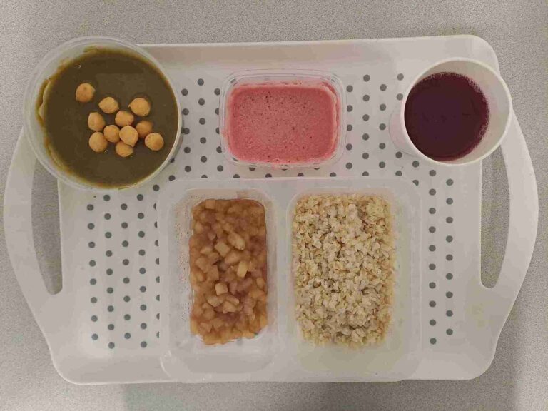 Obiad: dieta z ograniczeniem łatwoprzyswajalnych węglowodanów 

kompot owocowy b/c 250 ml, zupa krem z brokuła z groszkiem ptysiowym 400ml (mleko, seler, gluten), ryż brązowy zapiekany z jabłkami i cynamonem 350 g (mleko), mus truskawkowy z słodzikiem 100 ml (mleko)