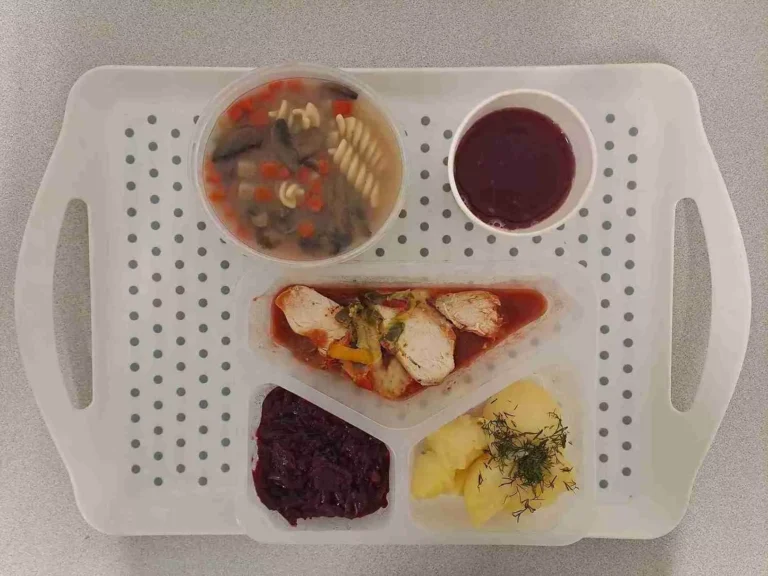 Obiad: dieta z ograniczeniem łatwoprzyswajalnych węglowodanów
kompot owocowy b/c 250 ml , pieczarkowa z makaronem 400 ml (seler, gluten, jaja, mleko), filet z kurczaka zapiekany z brokułem, papryką i mozzarellą 120 g (gluten, mleko), sos pomidorowy 50 ml (gluten, mleko), ziemniaki gotowane z koperkiem 200 g, buraczki oprószane 150 g (gluten) Obiad: dieta z ograniczeniem łatwoprzyswajalnych węglowodanów
kompot owocowy b/c 250 ml , pieczarkowa z makaronem 400 ml (seler, gluten, jaja, mleko), filet z kurczaka zapiekany z brokułem, papryką i mozzarellą 120 g (gluten, mleko), sos pomidorowy 50 ml (gluten, mleko), ziemniaki gotowane z koperkiem 200 g, buraczki oprószane 150 g (gluten)