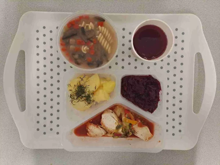 Obiad: dieta podstawowa
kompot owocowy b/c 250 ml , pieczarkowa z makaronem 400 ml (seler, gluten, jaja, mleko), filet z kurczaka zapiekany z brokułem, papryką i mozzarellą 120 g (gluten, mleko), sos pomidorowy 50 ml (gluten, mleko), ziemniaki gotowane z koperkiem 200 g, buraczki oprószane 150 g (gluten) Obiad: dieta podstawowa
kompot owocowy b/c 250 ml , pieczarkowa z makaronem 400 ml (seler, gluten, jaja, mleko), filet z kurczaka zapiekany z brokułem, papryką i mozzarellą 120 g (gluten, mleko), sos pomidorowy 50 ml (gluten, mleko), ziemniaki gotowane z koperkiem 200 g, buraczki oprószane 150 g (gluten)