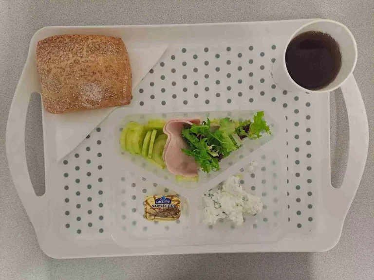 Śniadanie: dieta podstawowa
herbata czarna b/c -250ml, bułka graham - 100g (gluten), margaryna 60% tł. -10g, twarożek z koperkiem 50 g (mleko), wędlina z indyka 30 g (soja), mix sałat 10 g, ogórek świeży b/s 80 g Śniadanie: dieta podstawowa
herbata czarna b/c -250ml, bułka graham - 100g (gluten), margaryna 60% tł. -10g, twarożek z koperkiem 50 g (mleko), wędlina z indyka 30 g (soja), mix sałat 10 g, ogórek świeży b/s 80 g