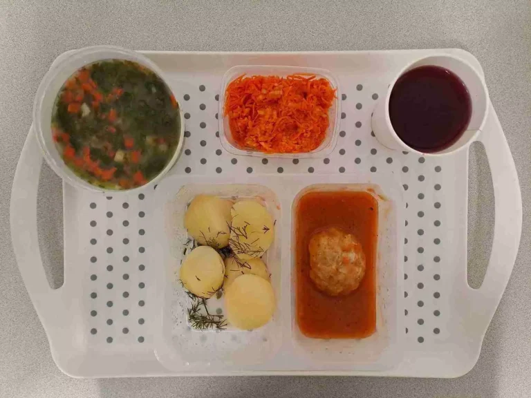 Obiad: dieta z ograniczeniem łatwoprzyswajalnych węglowodanów
kompot owocowy b/c 250ml, szpinakowa z ryżem 400 ml (seler, mleko), klopsiki drobiowe 80 g (gluten, jaja), sos jarzynowy 50 ml (mleko, gluten, seler), ziemniaki gotowane z koperkiem 200 g, surówka z marchwi i jabłka 150 g Obiad: dieta z ograniczeniem łatwoprzyswajalnych węglowodanów
kompot owocowy b/c 250ml, szpinakowa z ryżem 400 ml (seler, mleko), klopsiki drobiowe 80 g (gluten, jaja), sos jarzynowy 50 ml (mleko, gluten, seler), ziemniaki gotowane z koperkiem 200 g, surówka z marchwi i jabłka 150 g