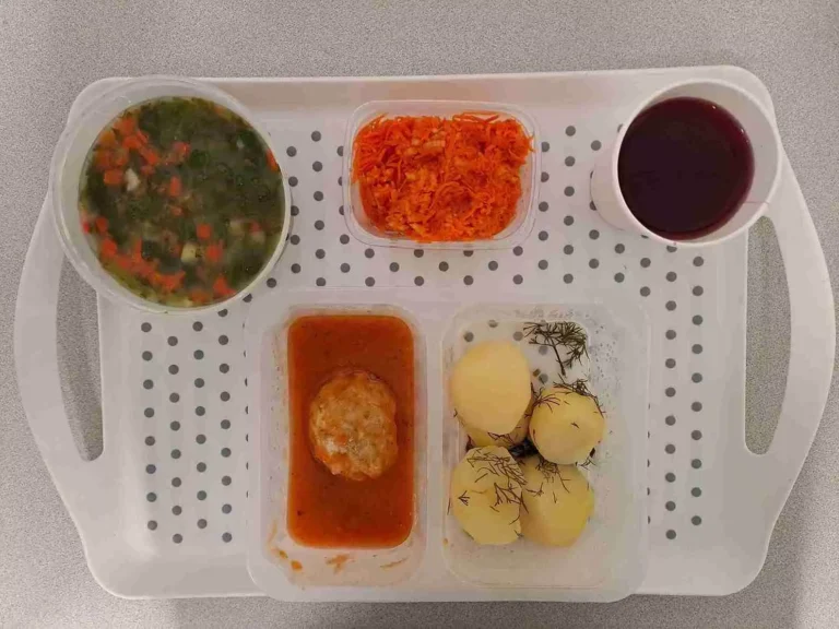 Obiad: dieta podstawowa
kompot owocowy b/c 250ml, szpinakowa z ryżem 400 ml (seler, mleko), klopsiki drobiowe 80 g (gluten, jaja), sos jarzynowy 50 ml (mleko, gluten, seler), ziemniaki gotowane z koperkiem 200 g, surówka z marchwi i jabłka 150 g Obiad: dieta podstawowa
kompot owocowy b/c 250ml, szpinakowa z ryżem 400 ml (seler, mleko), klopsiki drobiowe 80 g (gluten, jaja), sos jarzynowy 50 ml (mleko, gluten, seler), ziemniaki gotowane z koperkiem 200 g, surówka z marchwi i jabłka 150 g