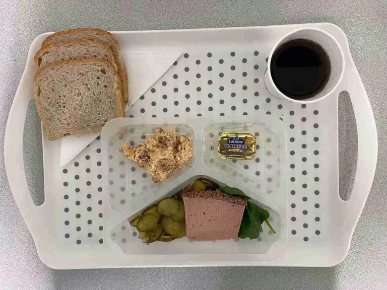 Śniadanie: dieta z ograniczeniem łatwoprzyswajalnych węglowodanów
herbata czarna b/c -250ml, chleb graham - 70g (sezam, gluten), chleb pszenny - 30g (gluten), margaryna 60 % tł. 10 g, pasztet drobiowy 40g (seler, gluten, jaja), pasta z twarogu i suszonych pomidorów 40 g (mleko), szpinak liście 10 g, ogórek konserwowy 80 g (gorczyca) Śniadanie: dieta z ograniczeniem łatwoprzyswajalnych węglowodanów
herbata czarna b/c -250ml, chleb graham - 70g (sezam, gluten), chleb pszenny - 30g (gluten), margaryna 60 % tł. 10 g, pasztet drobiowy 40g (seler, gluten, jaja), pasta z twarogu i suszonych pomidorów 40 g (mleko), szpinak liście 10 g, ogórek konserwowy 80 g (gorczyca)