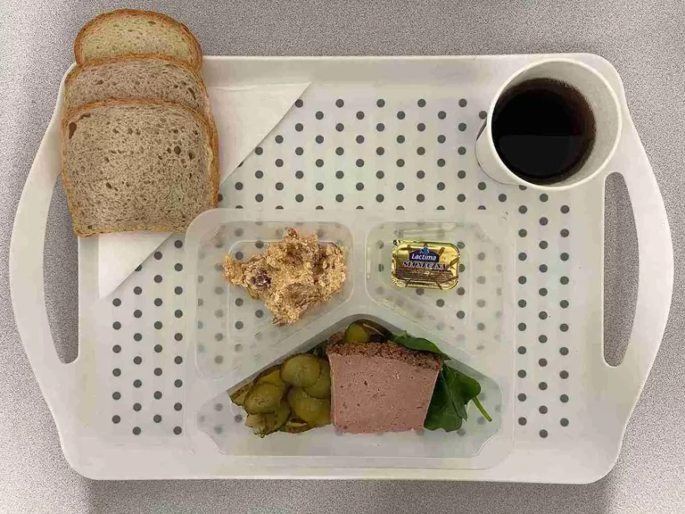 Śniadanie: dieta podstawowa
herbata czarna b/c -250ml, chleb graham - 70g (sezam, gluten), chleb pszenny - 30g (gluten), margaryna 60 % tł. 10 g, pasztet drobiowy 40g (seler, gluten, jaja), pasta z twarogu i suszonych pomidorów 40 g (mleko), szpinak liście 10 g, ogórek konserwowy 80 g (gorczyca) Śniadanie: dieta podstawowa
herbata czarna b/c -250ml, chleb graham - 70g (sezam, gluten), chleb pszenny - 30g (gluten), margaryna 60 % tł. 10 g, pasztet drobiowy 40g (seler, gluten, jaja), pasta z twarogu i suszonych pomidorów 40 g (mleko), szpinak liście 10 g, ogórek konserwowy 80 g (gorczyca)