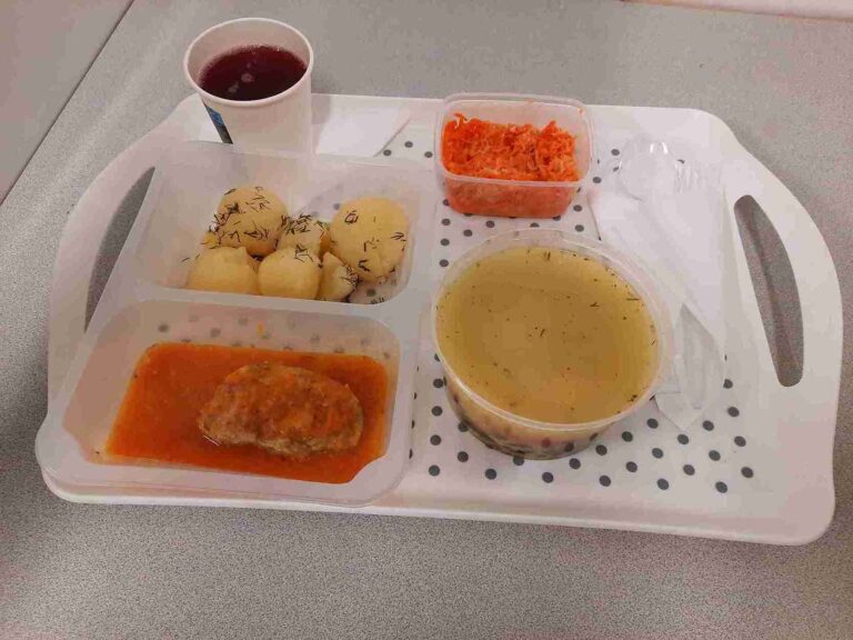 Obiad: dieta z ograniczeniem łatwoprzyswajalnych węglowodanów
kompot owocowy b/c 250 ml, zupa jarzynowa z ryżem 400ml (seler, mleko), zrazik wieprzowy mielony pieczony 80 g (jaja, gluten), sos jarzynowy 50 ml (gluten, mleko, seler), ziemniaki gotowane z koperkiem 200 g, surówka z marchwi, selera i jabłka z jogurtem 150 g (seler, mleko) Obiad: dieta z ograniczeniem łatwoprzyswajalnych węglowodanów
kompot owocowy b/c 250 ml, zupa jarzynowa z ryżem 400ml (seler, mleko), zrazik wieprzowy mielony pieczony 80 g (jaja, gluten), sos jarzynowy 50 ml (gluten, mleko, seler), ziemniaki gotowane z koperkiem 200 g, surówka z marchwi, selera i jabłka z jogurtem 150 g (seler, mleko)