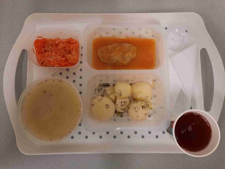 Obiad: dieta podstawowa
kompot owocowy b/c 250 ml, zupa jarzynowa z ryżem 400ml (seler, mleko), zrazik wieprzowy mielony pieczony 80 g (jaja, gluten), sos jarzynowy 50 ml (gluten, mleko, seler), ziemniaki gotowane z koperkiem 200 g, surówka z marchwi, selera i jabłka z jogurtem 150 g (seler, mleko) Obiad: dieta podstawowa
kompot owocowy b/c 250 ml, zupa jarzynowa z ryżem 400ml (seler, mleko), zrazik wieprzowy mielony pieczony 80 g (jaja, gluten), sos jarzynowy 50 ml (gluten, mleko, seler), ziemniaki gotowane z koperkiem 200 g, surówka z marchwi, selera i jabłka z jogurtem 150 g (seler, mleko)