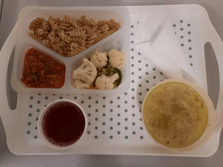 Obiad, dieta z ograniczeniem łatwo przyswajlanych węglowodanów: kompot owocowy b/c 250ml, ogórkowa z ziemniakami 400 ml, (mleko, seler), sos boloński z mięsem drobiowym 150 g, (gluten), makaron pełnoziarnisty 200 g (jaja,gluten), mix warzyw gotowanych (marchew, kalafior, brokuł) 150 g