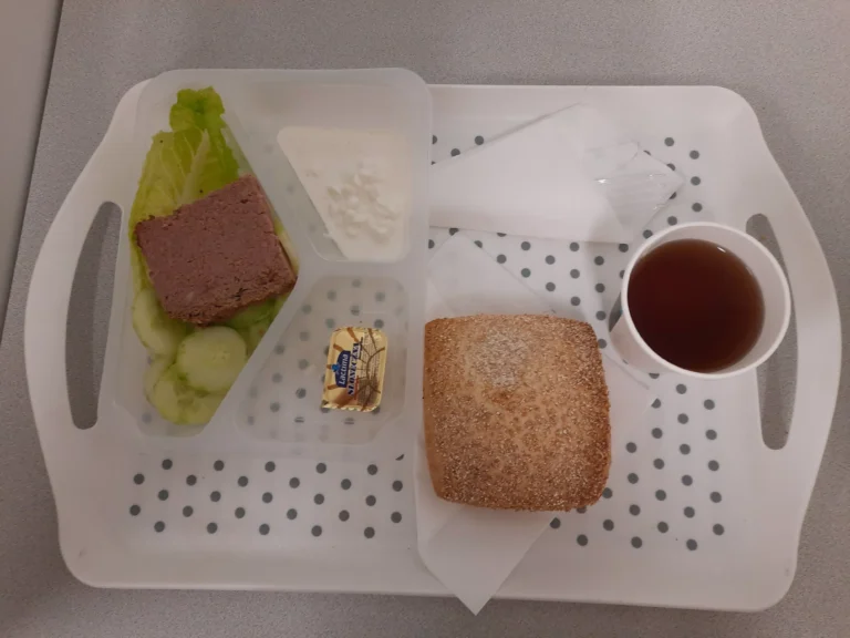 Śniadanie, dieta z ograniczeniem łatwo przyswajalnych węlowodanów: herbata czarna b/c -250ml, bułka graham-100g (gluten), margaryna 60% tł 10 g, pasztet drobiowy 40 g (jaja, gluten, seler), serek wiejski 40 g (mleko), sałata rzymska 20 g, ogórek świeży b/s 80 g