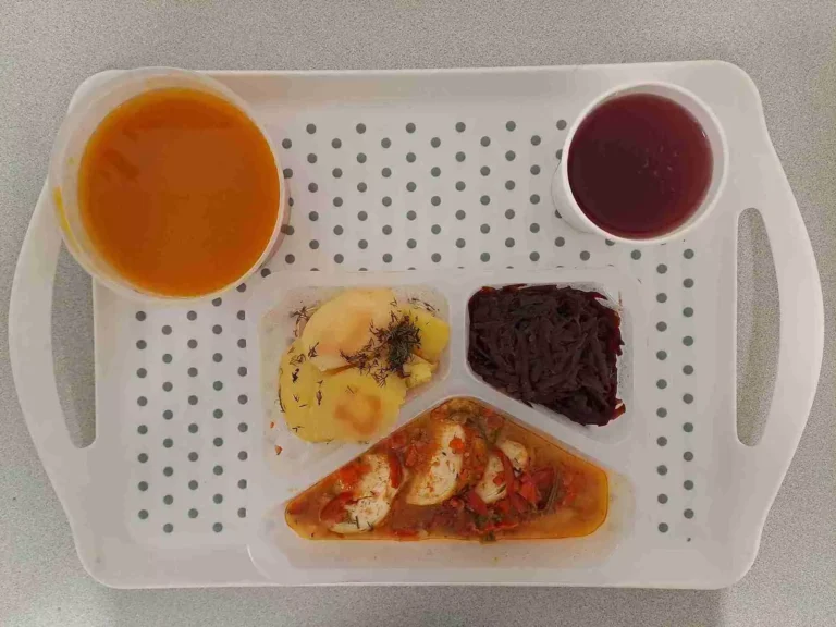 Obiad: dieta z ograniczeniem łatwoprzyswajalnych węglowodanów
kompot owocowy b/c 250 ml, krem z dyni z grzankami 400 m (mleko, gluten, jaja, seler), pierś z kurczaka zapiekana z papryką i mozzarellą 110 g (mleko), sos koperkowy 80ml (mleko, gluten), ziemniaki gotowane z koperkiem 200 g, buraczki gotowane 150 g Obiad: dieta z ograniczeniem łatwoprzyswajalnych węglowodanów
kompot owocowy b/c 250 ml, krem z dyni z grzankami 400 m (mleko, gluten, jaja, seler), pierś z kurczaka zapiekana z papryką i mozzarellą 110 g (mleko), sos koperkowy 80ml (mleko, gluten), ziemniaki gotowane z koperkiem 200 g, buraczki gotowane 150 g