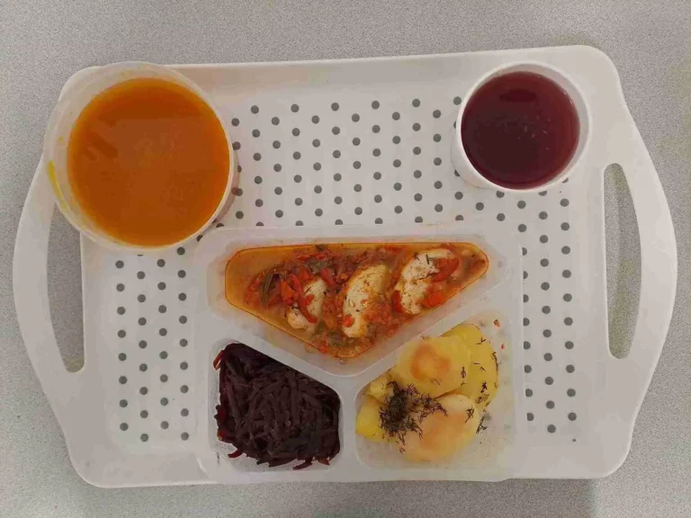 Obiad: dieta podstawowa
kompot owocowy b/c 250 ml, krem z dyni z grzankami 400 m (mleko, gluten, jaja, seler), pierś z kurczaka zapiekana z papryką i mozzarellą 110 g (mleko), sos koperkowy 80ml (mleko, gluten), ziemniaki gotowane z koperkiem 200 g, buraczki gotowane 150 g Obiad: dieta podstawowa
kompot owocowy b/c 250 ml, krem z dyni z grzankami 400 m (mleko, gluten, jaja, seler), pierś z kurczaka zapiekana z papryką i mozzarellą 110 g (mleko), sos koperkowy 80ml (mleko, gluten), ziemniaki gotowane z koperkiem 200 g, buraczki gotowane 150 g