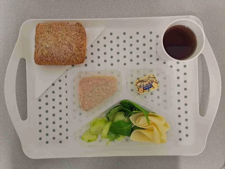 Śniadanie: dieta z ograniczeniem łatwoprzyswajalnych węglowodanów
herbata czarna b/c -250ml, bułka graham - 100g (gluten), margaryna 60% tł -10g, ser żółty 40 g (mleko), smalczyk z fasoli 40 g, szpinak liście 10 g, ogórek świeży 80 g Śniadanie: dieta z ograniczeniem łatwoprzyswajalnych węglowodanów
herbata czarna b/c -250ml, bułka graham - 100g (gluten), margaryna 60% tł -10g, ser żółty 40 g (mleko), smalczyk z fasoli 40 g, szpinak liście 10 g, ogórek świeży 80 g