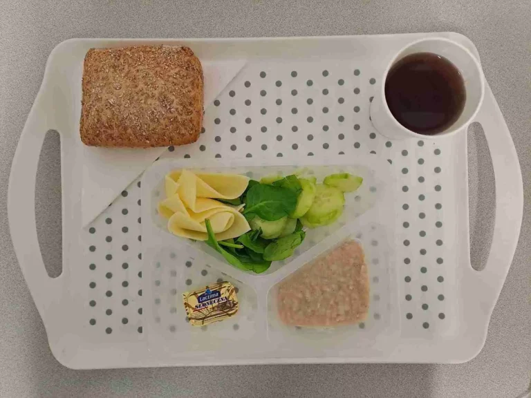 Śniadanie: dieta podstawowa
herbata czarna b/c -250ml, bułka graham - 100g (gluten), margaryna 60% tł -10g, ser żółty 40 g (mleko), smalczyk z fasoli 40 g, szpinak liście 10 g, ogórek świeży 80 g Śniadanie: dieta podstawowa
herbata czarna b/c -250ml, bułka graham - 100g (gluten), margaryna 60% tł -10g, ser żółty 40 g (mleko), smalczyk z fasoli 40 g, szpinak liście 10 g, ogórek świeży 80 g