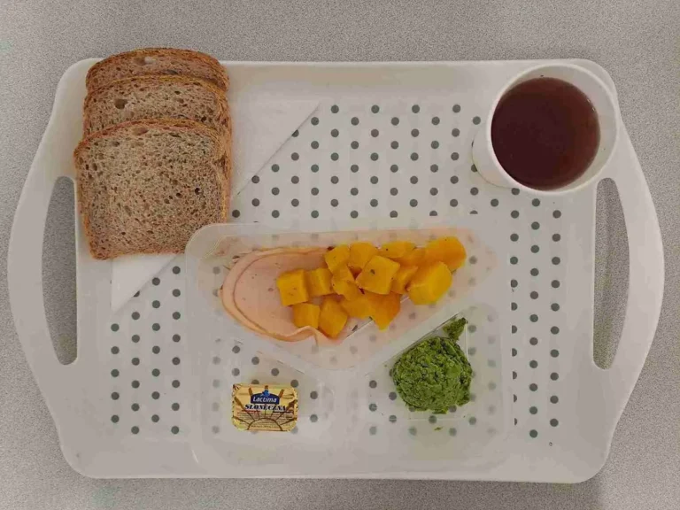 Śniadanie: dieta z ograniczeniem łatwoprzyswajalnych węglowodanów
herbata czarna b/c -250ml, chleb graham-70g (gluten, sezam), margaryna 60% tł -10g, pasta z zielonego groszku z bazylią 40 g, wędlina z indyka 40 g (soja), kiełki fasoli mung 10 g, dynia pieczona 80 g*
* zmiana w stosunku do planowanego jadłospisu Śniadanie: dieta z ograniczeniem łatwoprzyswajalnych węglowodanów
herbata czarna b/c -250ml, chleb graham-70g (gluten, sezam), margaryna 60% tł -10g, pasta z zielonego groszku z bazylią 40 g, wędlina z indyka 40 g (soja), kiełki fasoli mung 10 g, dynia pieczona 80 g*
* zmiana w stosunku do planowanego jadłospisu