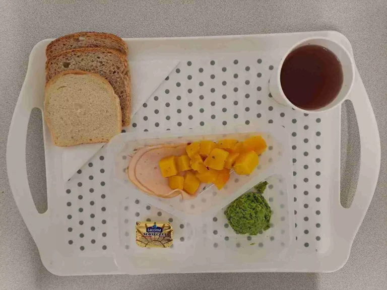 Śniadanie: dieta podstawowa
herbata czarna b/c -250ml, chleb graham-70g (gluten, sezam), chleb pszenny – 30g (gluten), margaryna 60% tł -10g, pasta z zielonego groszku z bazylią 40 g, wędlina z indyka 40 g (soja), kiełki fasoli mung 10 g, dynia pieczona 80 g*
* zmiana w stosunku do planowanego jadłospisu Śniadanie: dieta podstawowa
herbata czarna b/c -250ml, chleb graham-70g (gluten, sezam), chleb pszenny – 30g (gluten), margaryna 60% tł -10g, pasta z zielonego groszku z bazylią 40 g, wędlina z indyka 40 g (soja), kiełki fasoli mung 10 g, dynia pieczona 80 g*
* zmiana w stosunku do planowanego jadłospisu