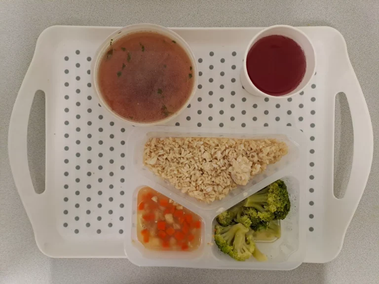 Obiad, dieta z ograniczeniem łatwo przyswajalnych węglowodanów: kompot owocowy b/c 250ml, barszcz czerwony z ziemniakami 400 ml (mleko, seler), potrawka drobiowa 150 g (gluten), ryż brązowy 200g, brokuł gotowany 150 g
Obiad, dieta z ograniczeniem łatwo przyswajalnych węglowodanów: kompot owocowy b/c 250ml, barszcz czerwony z ziemniakami 400 ml (mleko, seler), potrawka drobiowa 150 g (gluten), ryż brązowy 200g, brokuł gotowany 150 g