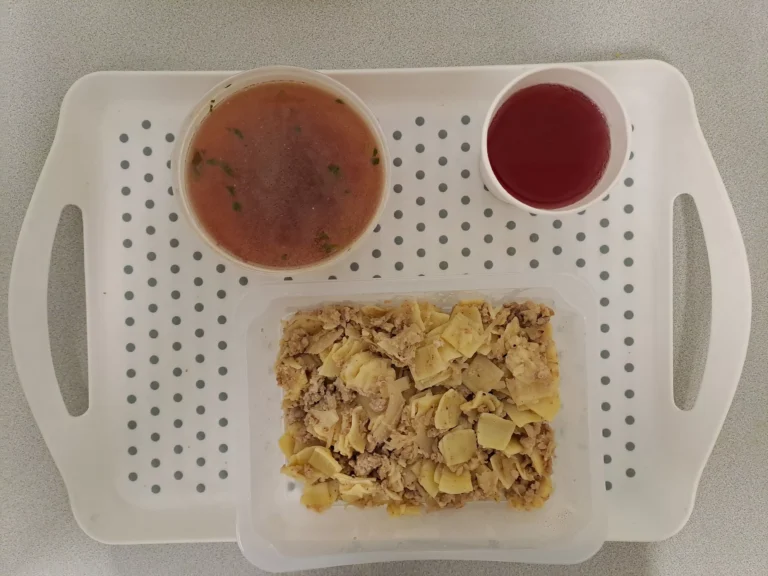 Obiad, dieta podstawowa: kompot owocowy b/c 250ml, barszcz czerwony z ziemniakami 400 ml (mleko, seler), łazanki z mięsem wp i kapustą 350 g (jaja, gluten) Obiad, dieta podstawowa: kompot owocowy b/c 250ml, barszcz czerwony z ziemniakami 400 ml (mleko, seler), łazanki z mięsem wp i kapustą 350 g (jaja, gluten)