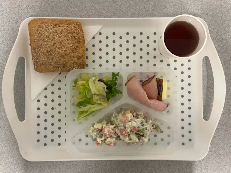 Śniadanie, dieta z ograniczeniem łatwo przyswajalnych węglowodanów: herbata czarna b/c -250ml, bułka graham-100g (gluten), margaryna 60% tł -10g, sałatka jarzynowa 100 g (jaja, seler, mleko), schab pieczony 40 g (soja), mix sałat 10 g Śniadanie, dieta z ograniczeniem łatwo przyswajalnych węglowodanów: herbata czarna b/c -250ml, bułka graham-100g (gluten), margaryna 60% tł -10g, sałatka jarzynowa 100 g (jaja, seler, mleko), schab pieczony 40 g (soja), mix sałat 10 g