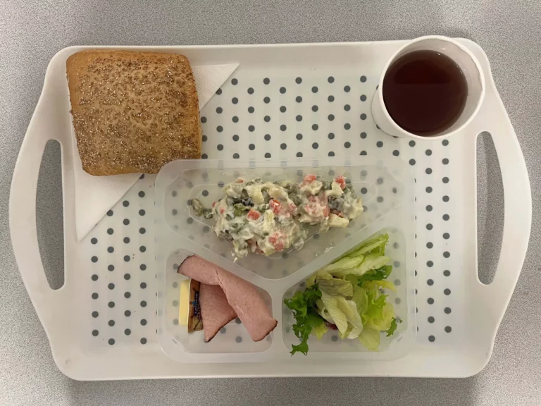 Śniadanie, dieta podstawowa: herbata czarna b/c -250ml, bułka graham-100g (gluten), margaryna 60% tł -10g, sałatka jarzynowa 100 g (jaja, seler, mleko), schab pieczony 40 g (soja), mix sałat 10 g Śniadanie, dieta podstawowa: herbata czarna b/c -250ml, bułka graham-100g (gluten), margaryna 60% tł -10g, sałatka jarzynowa 100 g (jaja, seler, mleko), schab pieczony 40 g (soja), mix sałat 10 g