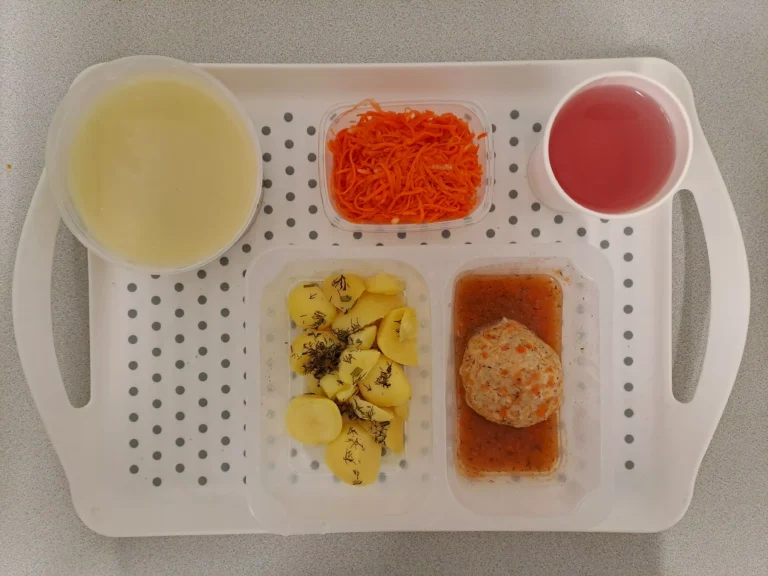 Obiad, dieta z ograniczeniem łatwo przyswajlanych węglowodanów: kompot owocowy b/c 250 ml, zupa wielowarzywna z kaszą pęczak 400ml (seler, gluten, mleko), klopsiki drobiowe gotowane 80 g (gluten, jaja, mleko), sos koperkowy 50 ml (gluten, mleko), ziemniaki gotowane 200 g, surówka z marchwi i jabłka 150 g