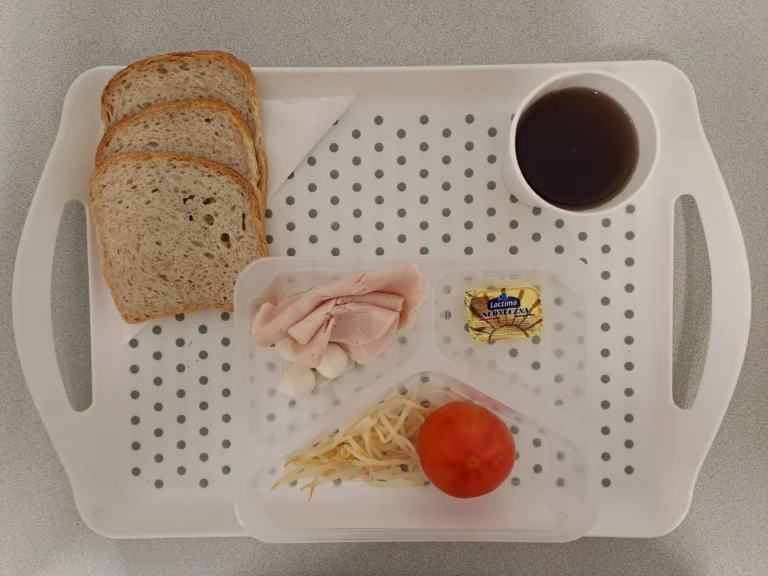 Śniadanie, dieta z ograniczeniem łatwo przyswajalnych węglowodanów: herbata czarna b/c -250ml, chleb graham - 100g (gluten, sezam), margaryna 60% tł -10g, ser mozzarella 30 g (mleko), wędlina z kurczaka 40 g (soja), kiełki fasoli mung 10 g, pomidor 80 g